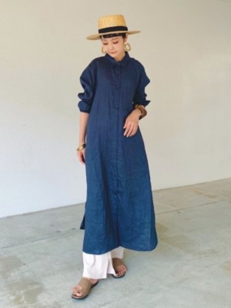 クラシックブルーのロング丈シャツワンピースのコーデ 出典:WEAR