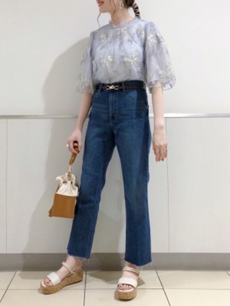 インディゴブルーのジーンズのコーデ 出典:WEAR