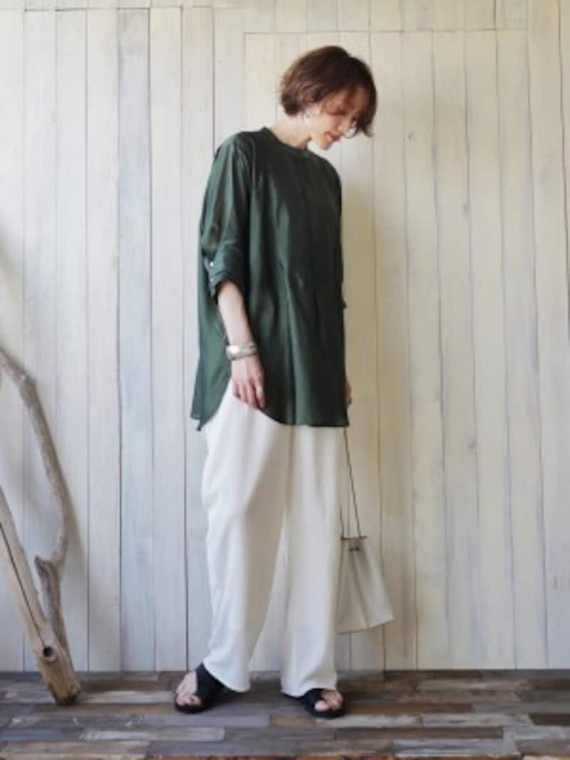 ウルトラマリングリーンのドレスシャツ 出典:WEAR