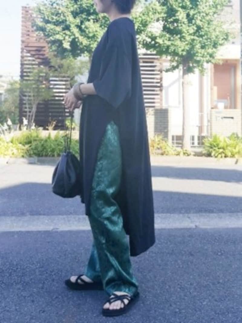 ウルトラマリングリーンのペイズリー柄パンツ 出典:WEAR