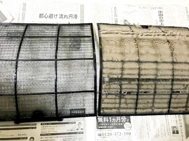 エアコンのフィルター掃除左が掃除後、右が掃除前のホコリだらけのフィルター