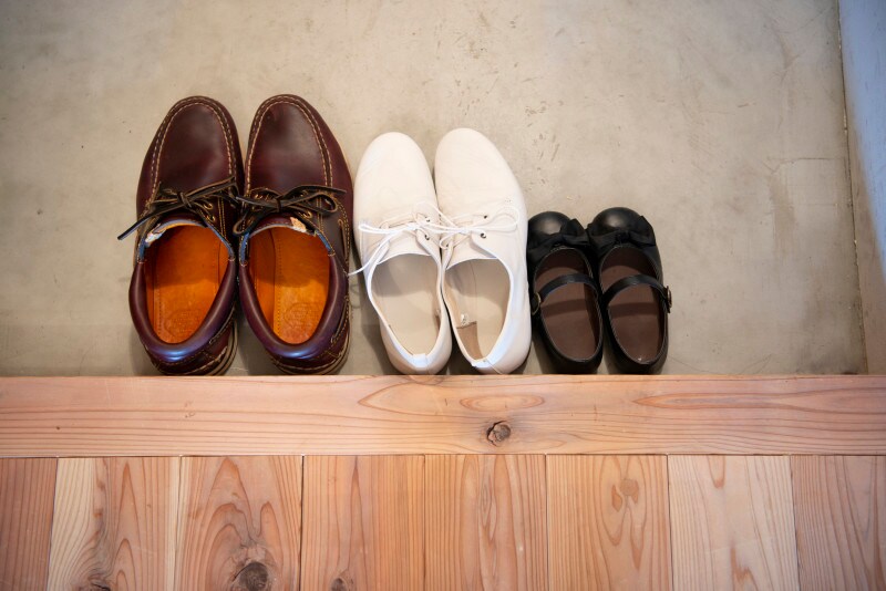 一日履いた靴は靴箱にしまわずに最低半日は乾燥させる