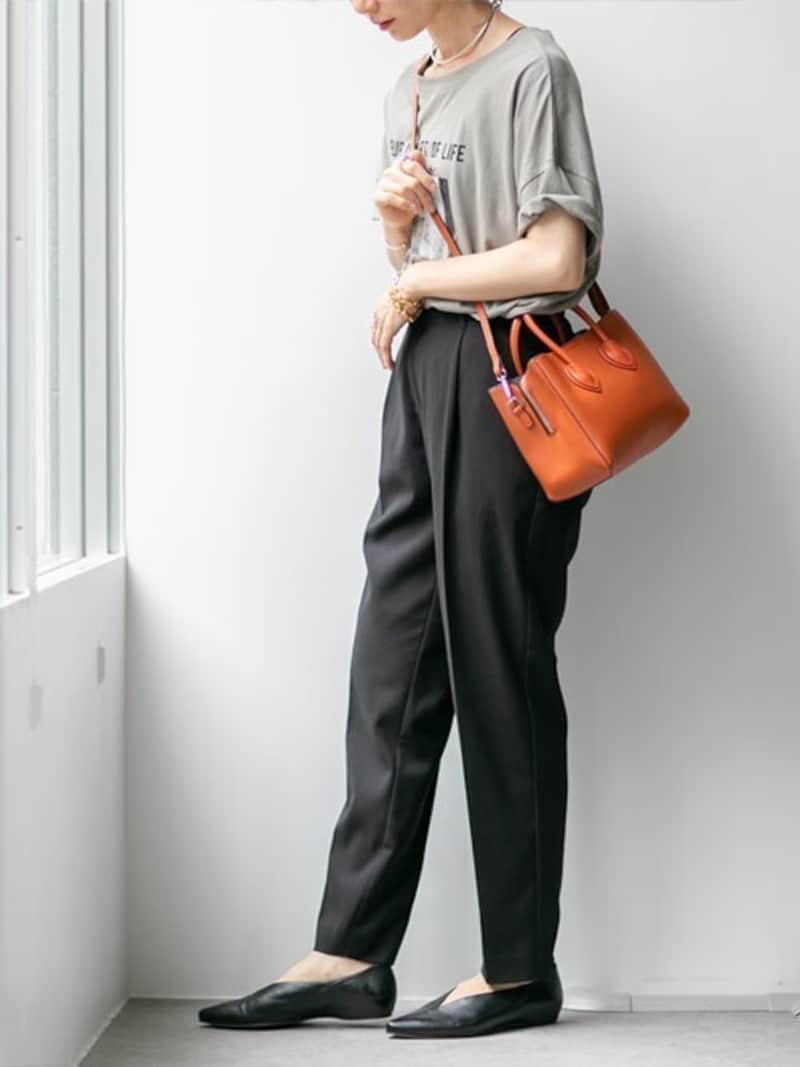 例え半袖Tシャツでも、色使いが落ち着いていれば秋らしく見せられます 出典:WEAR