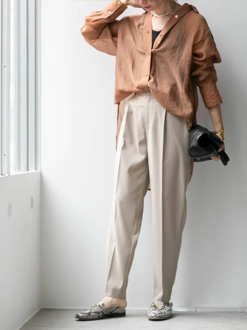 素材は透け感のあるものでカラーは秋色にするなど、だんだんとシフトしていくとおしゃれ上級者に 出典:WEAR