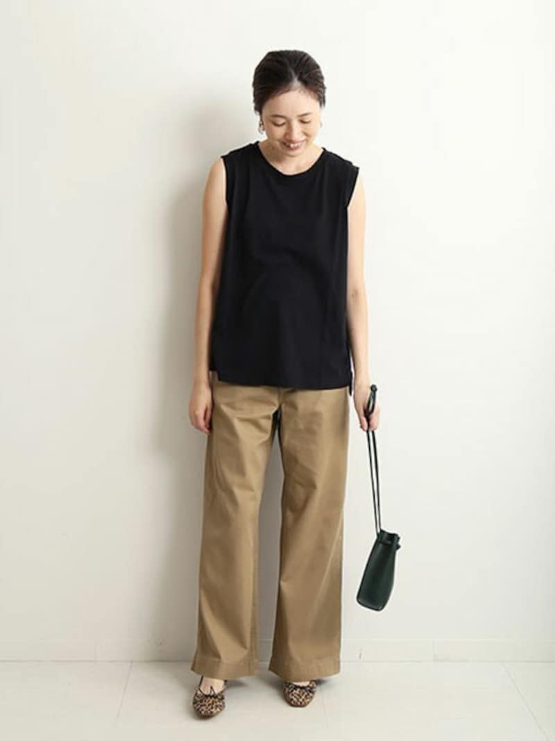 つま先が隠れていると、ノースリーブでも秋仕様に 出典:WEAR