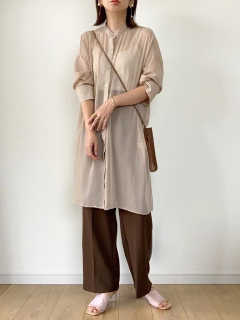 シアーシャツもパンツも温かみのあるブラウン系で優しい雰囲気に 出典:WEAR