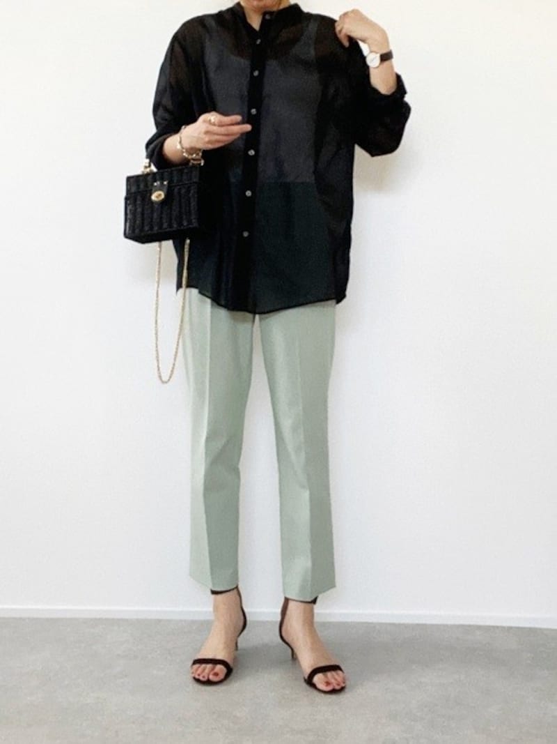 バンドカラーのシアー素材シャツは今っぽさ抜群 出典:WEAR