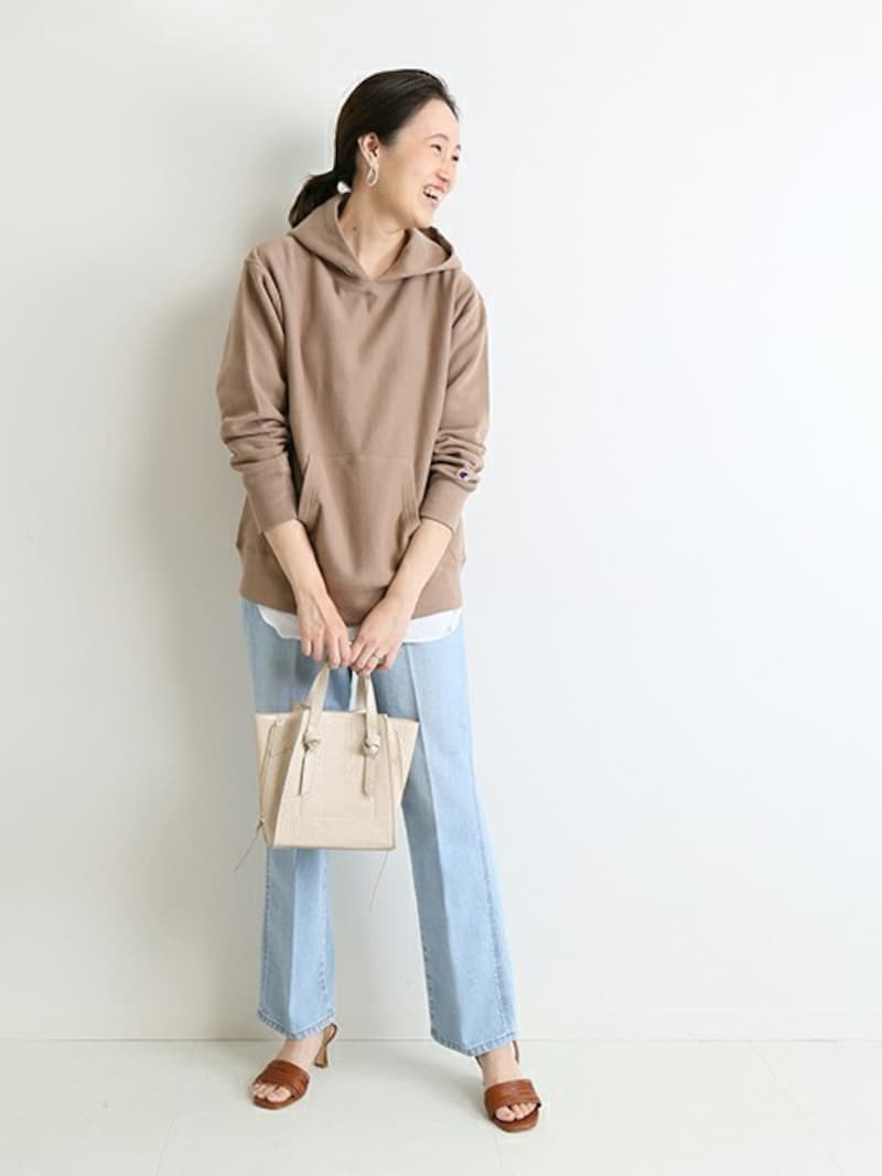 今注目を集めているセンタープレス入りデニムならカジュアル服もきれいめに　出典：WEAR