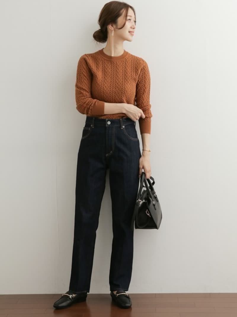 ネイビーデニムの足元には今季注目のローファーをプラス　出典：WEAR