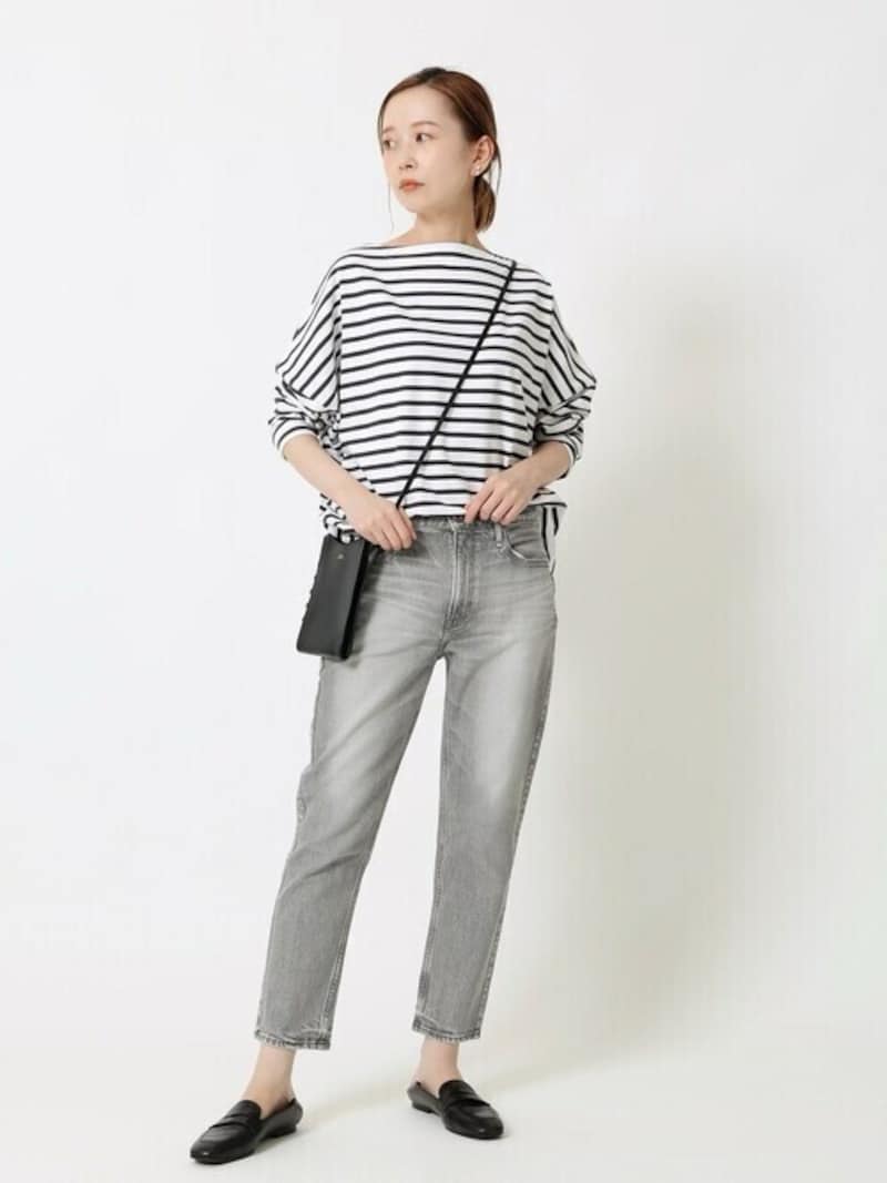 定番ボーダー柄もグレーのデニムで垢抜けた印象に　出典：WEAR