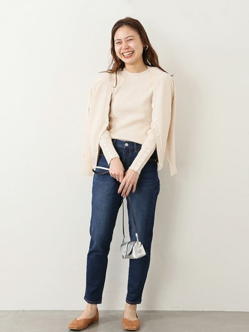 上品でコンサバなイメージのツインニットはデニムとも相性抜群　出典：WEAR