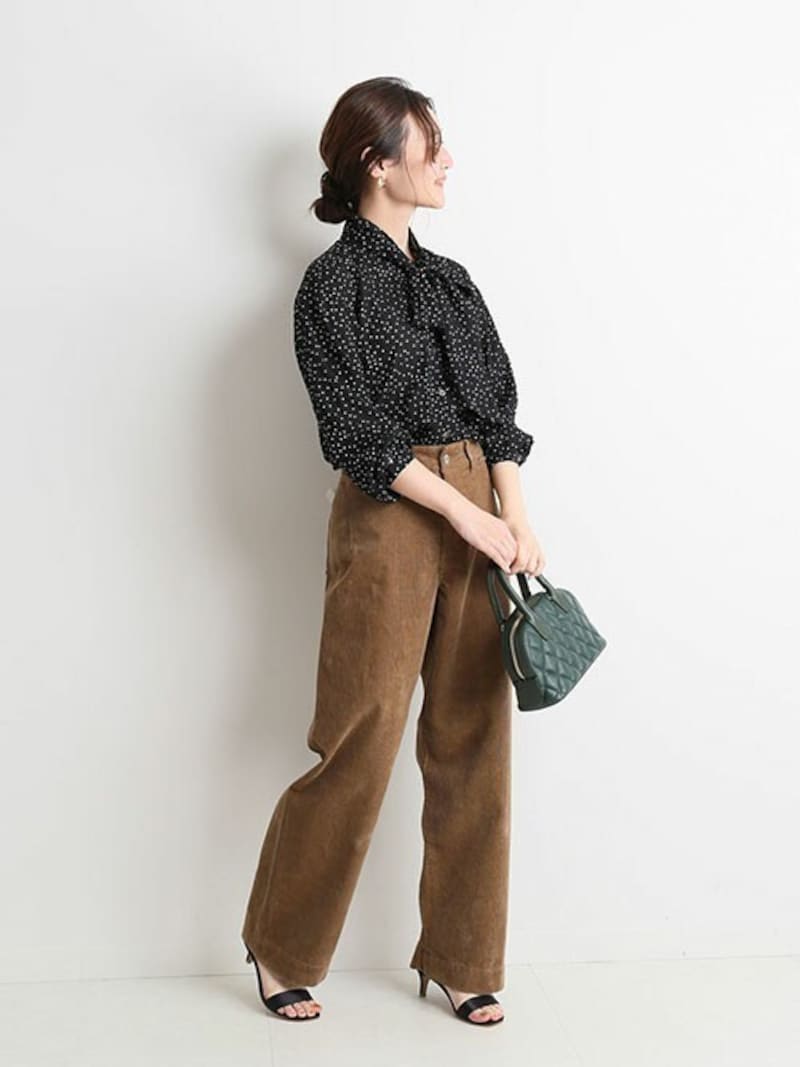 程よい女性らしさも手に入るボウタイブラウスがマストアイテム 出典:WEAR