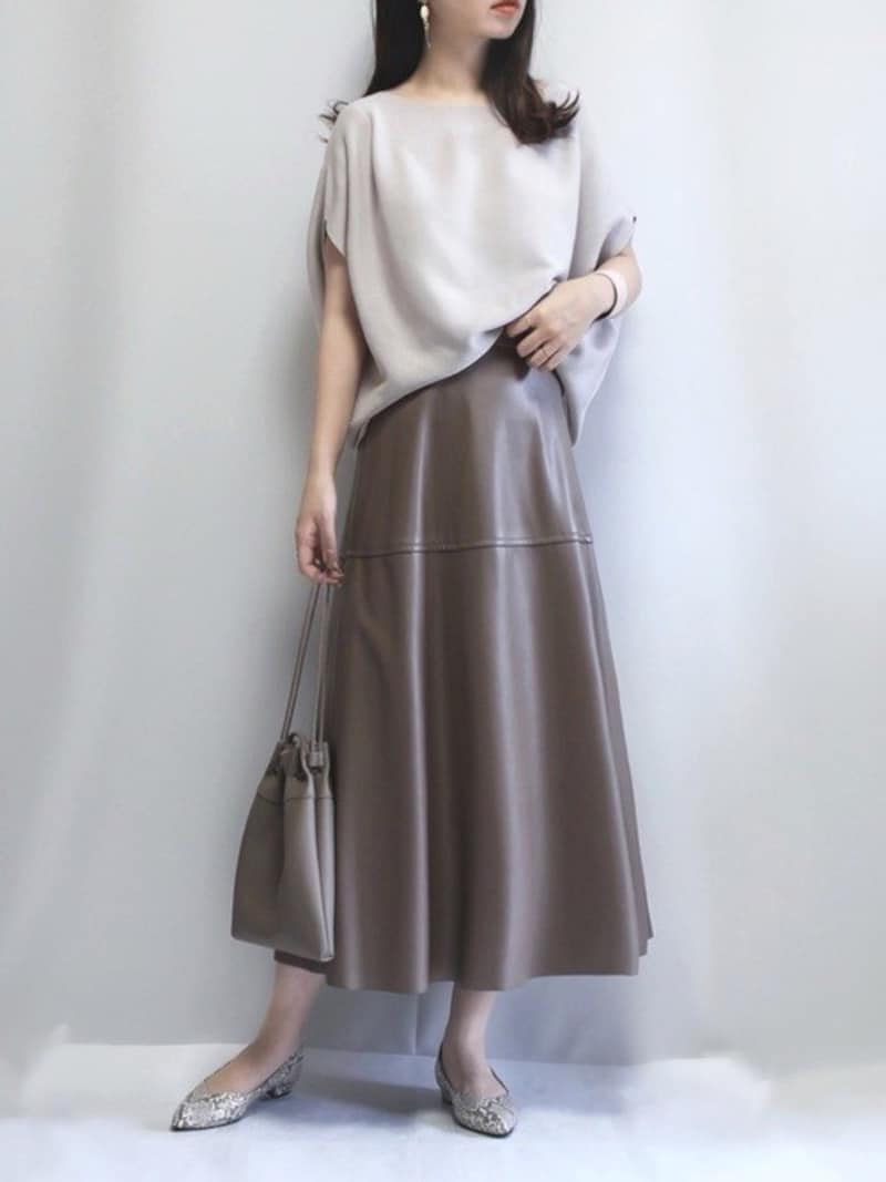 柔らかく女性らしい印象で着られるレザー調スカートも多く出ています 出典:WEAR