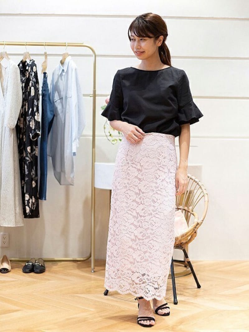 ガーリーなフレアではなく大人っぽく見えるタイト寄りが人気 出典:WEAR