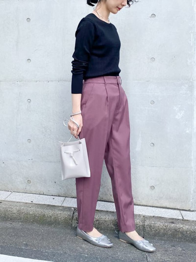 きれいめパンツでカラーを取り入れるのもおすすめ 出典:WEAR