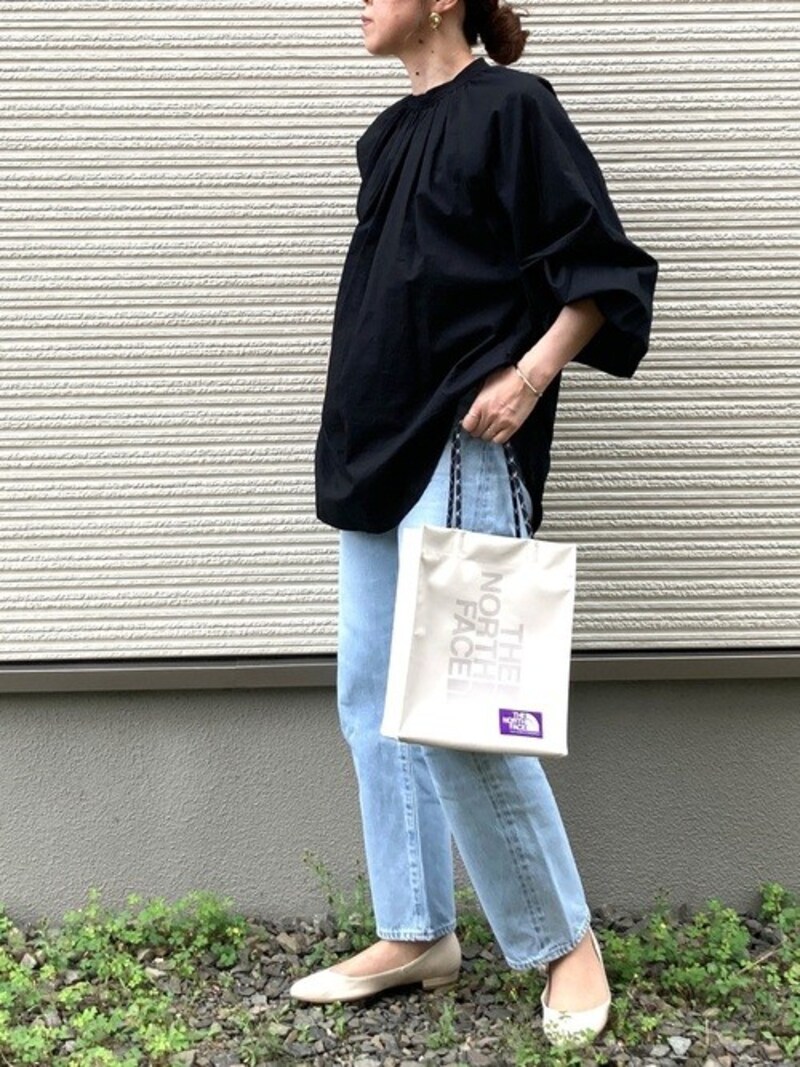体が泳ぐようなゆとりのある着映えブラウスは一枚あると便利　出典：WEAR