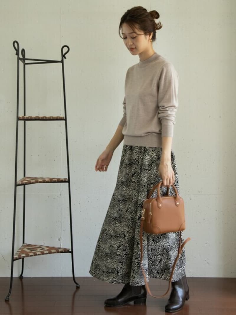 柄スカートを主役にし、あとはベーシックにまとめると洗練された印象に　出典：WEAR