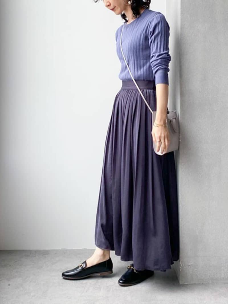 甘めのギャザースカートにはパンプスよりもこなれて見えるフラット靴が◎　出典：WEAR