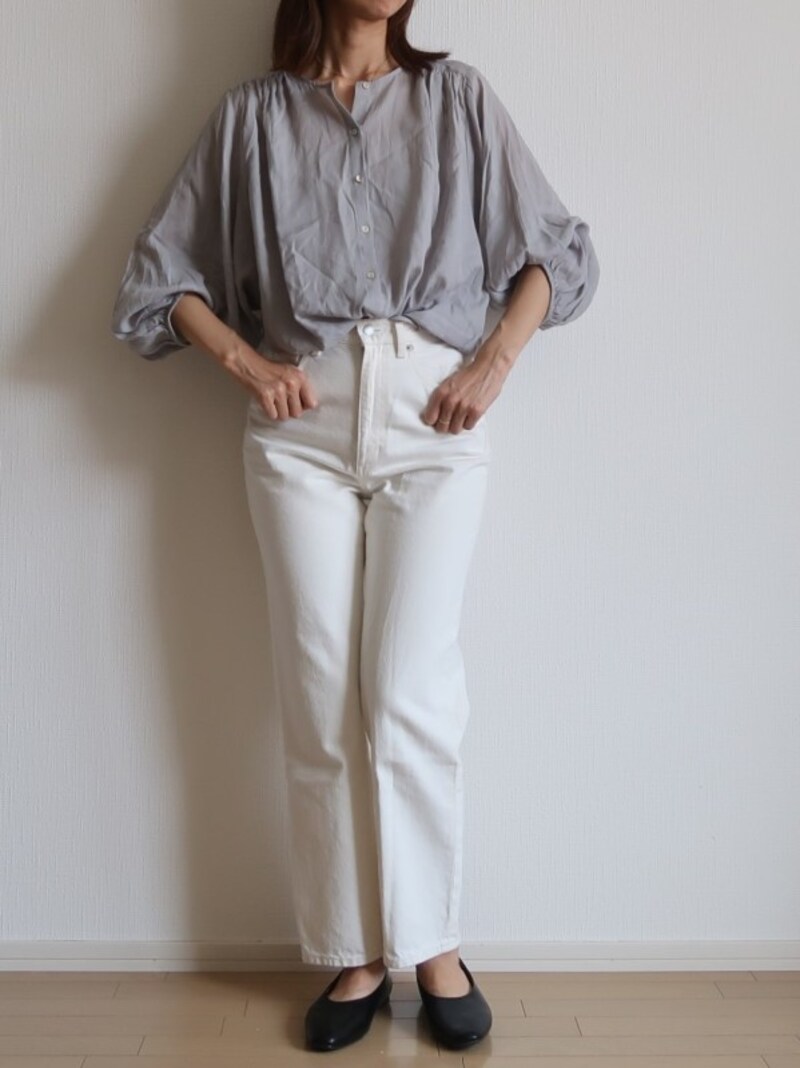 少しロールアップして前をウエストインすると甘いテイストで着られます