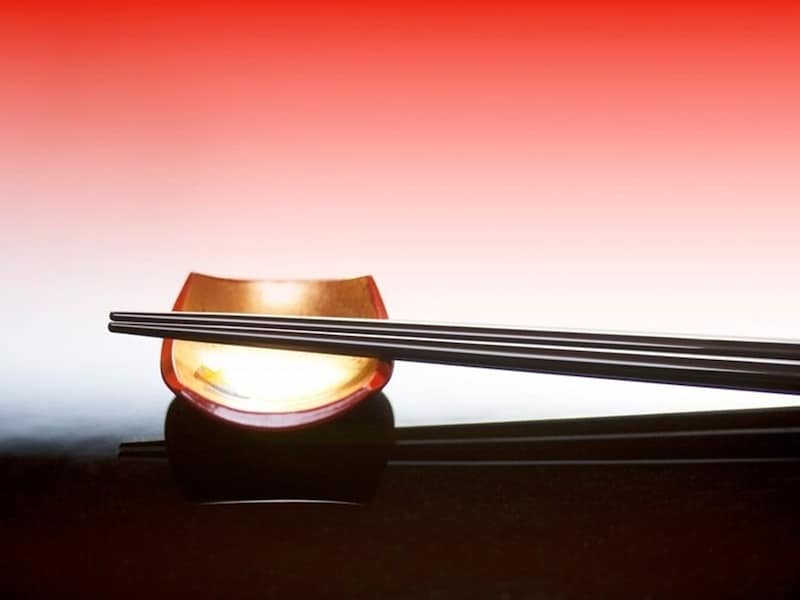 日本では、箸の上げ下げ・持ち方・使い方などに気をつけますが、箸を横向きに置くのは当たり前。なぜ横向きに置くのでしょう?