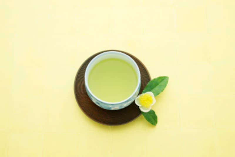 緑茶には、妊婦は摂取量に注意が必要な成分「カフェイン」が含まれる