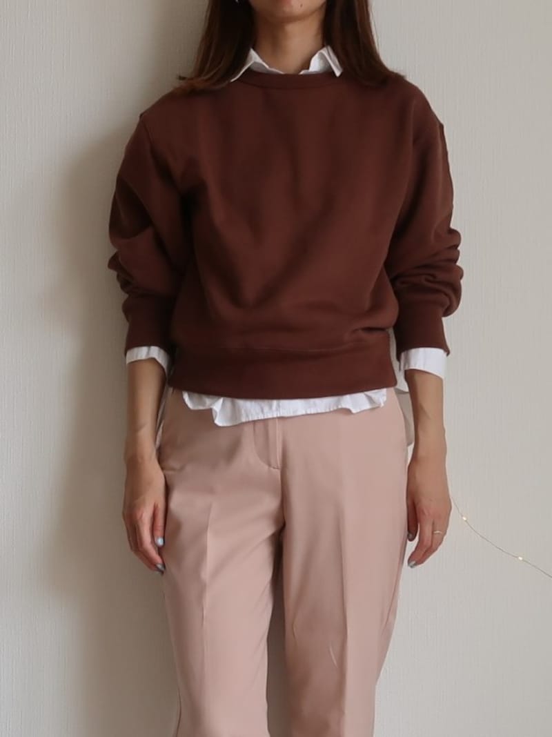 白シャツを中に着たり、ニットのようにアレンジも可能　