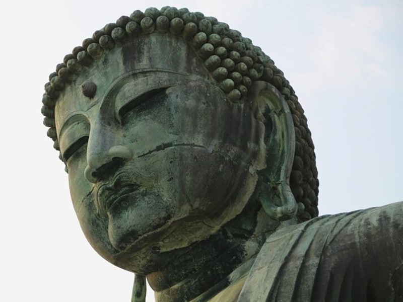 仏像の多くが、耳たぶが真下に垂れ下がっているタイプの福耳です