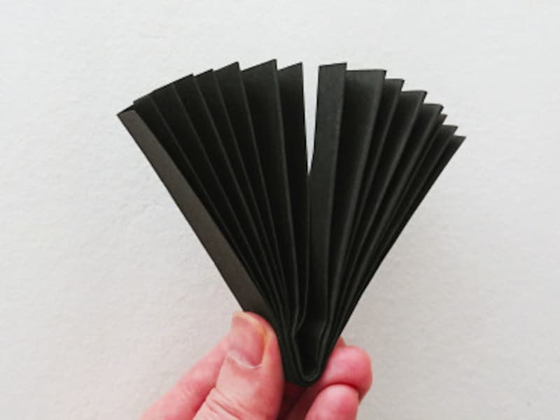 ペーパーファンのハロウィンオーナメントを手作り,色画用紙をジャバラ折り