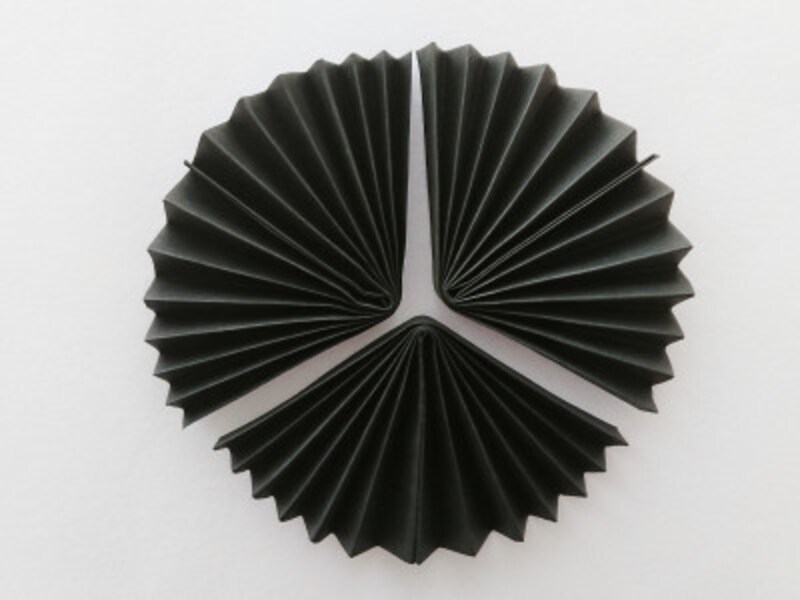 ペーパーファンのハロウィンオーナメントを手作り,3つを貼り合わせる