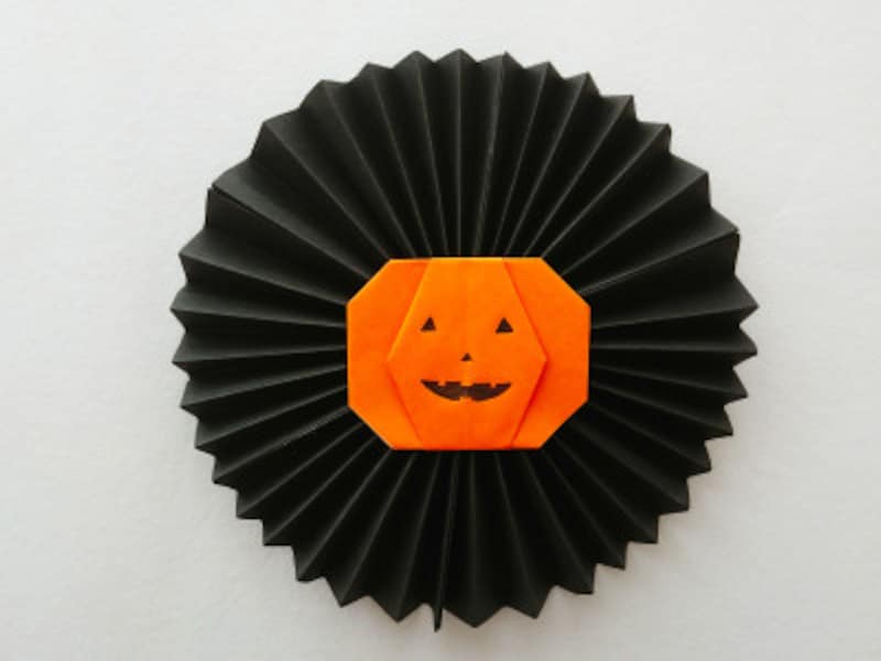 ペーパーファンのハロウィンオーナメントを手作り,折り紙カボチャおばけをつける