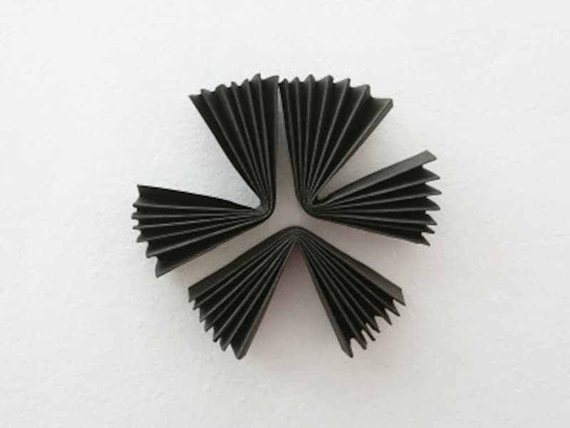 ペーパーファンのハロウィンオーナメントを手作り