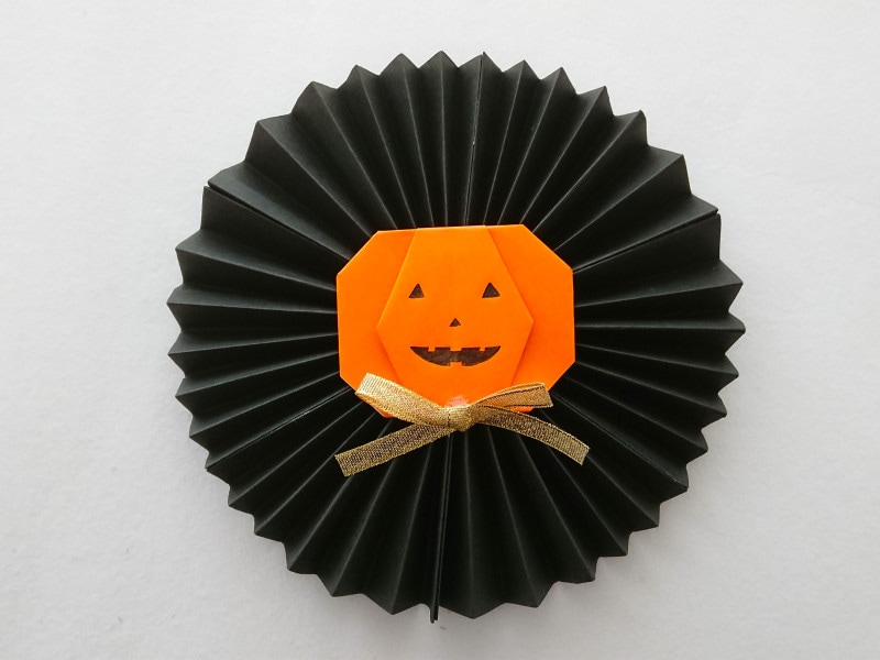 ペーパーファンのハロウィンオーナメントを手作り,黒色画用紙土台