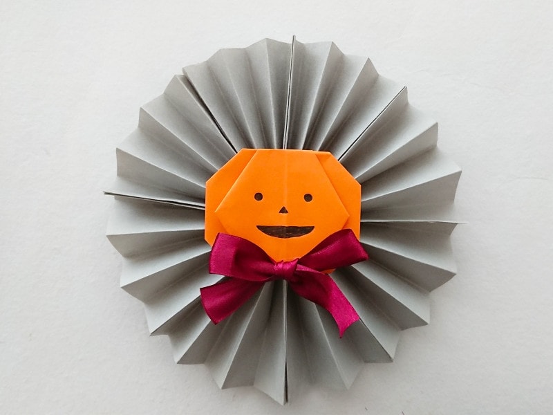 ペーパーファンのハロウィンオーナメントを手作り,灰色紙を土台