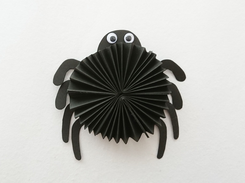 ペーパーファンのハロウィンオーナメントを手作り.蜘蛛