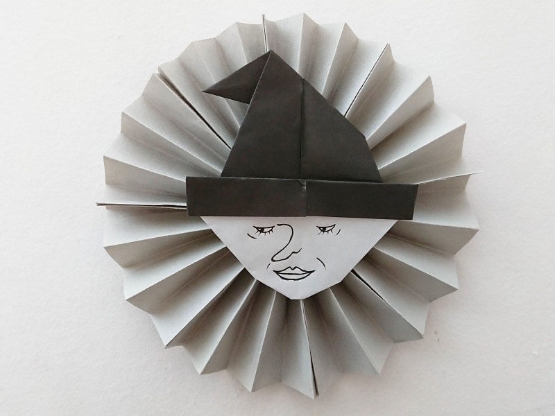 ペーパーファンのハロウィンオーナメントを手作り,折り紙魔女