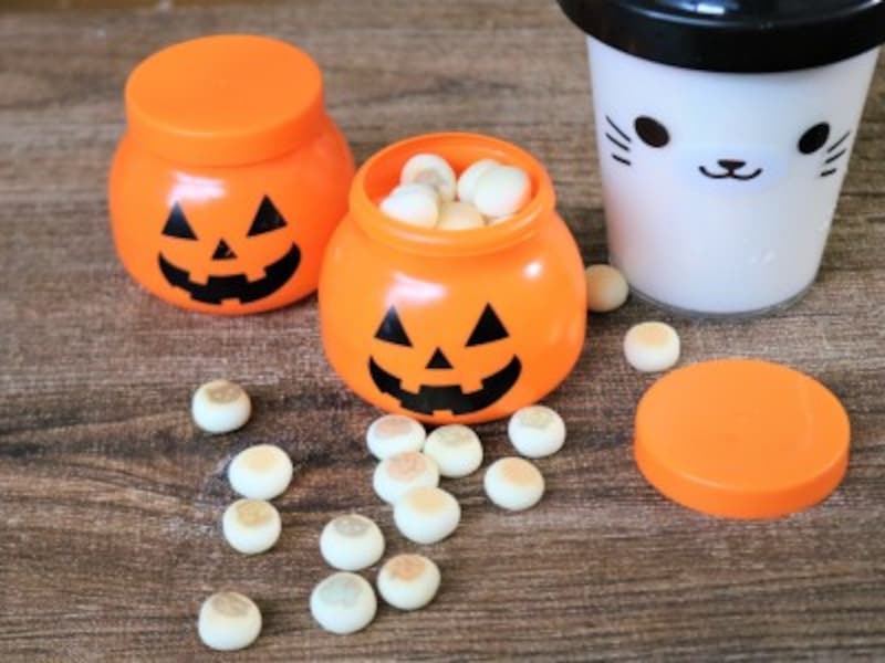 ボーロは壊れやすいのでハロウィンらしい容器に入れてあげましょう。