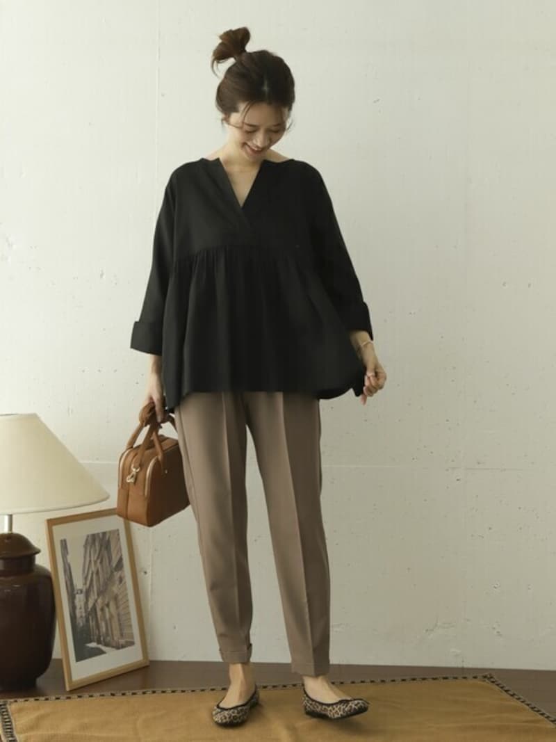 ふんわりしたブラウスには、ボトムスにはシルエットがシャープなものを 出典:WEAR