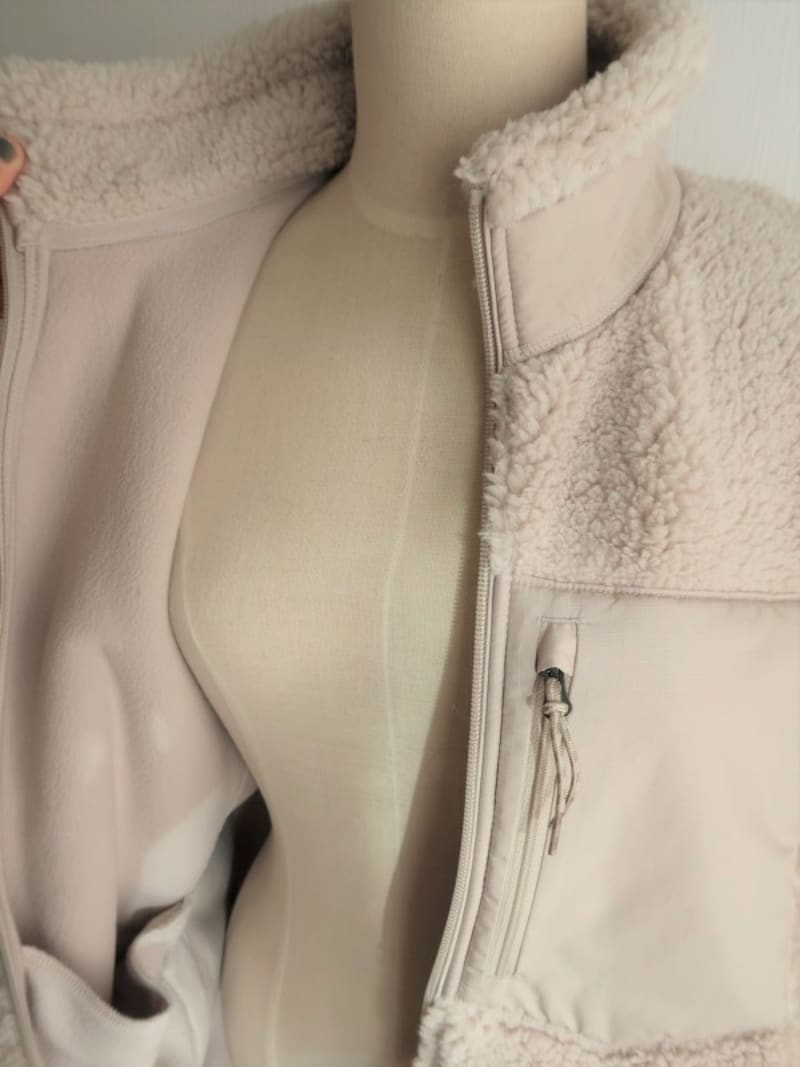 防風加工がされていて、厚みもあるのでしっかりあったか！