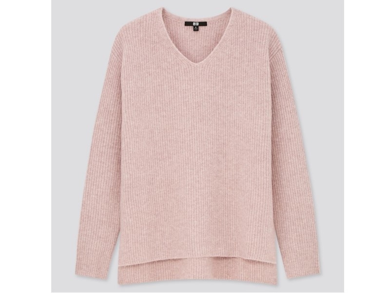 ユニクロ　スフレヤーンＶネックサイドスリット セーター　2990円（税抜）