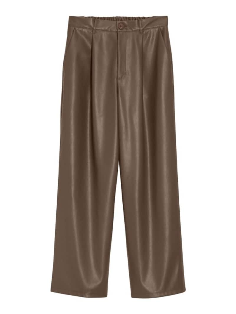 GU  フェイクレザーストレートパンツ  2490円（税抜）