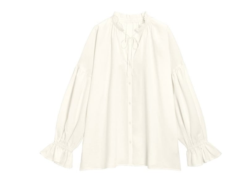 GU  フリルネックボリュームスリーブブラウス  1990円（税抜）
