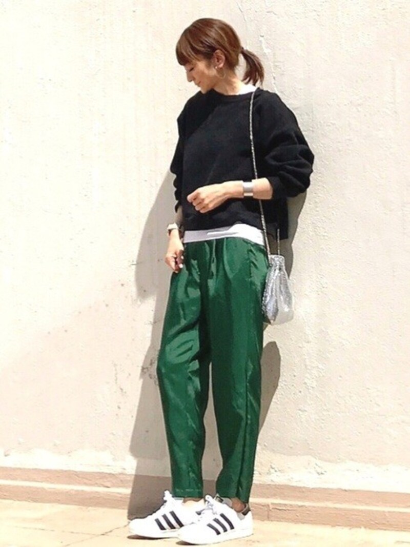 袖口などから白をちら見せ&光沢素材のミックス感がおしゃれ 出典:WEAR