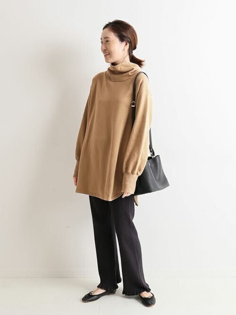 ショルダーバッグは肩から掛けるため、人目に付きやすく、金具なども目立ちやすいです 出典:WEAR