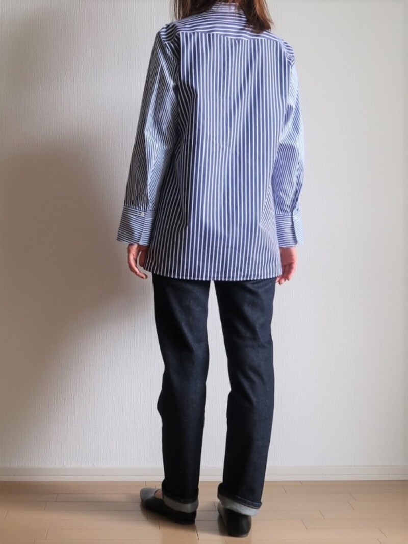 ひとひねり効いたバックスタイルがおしゃれ見えのポイント