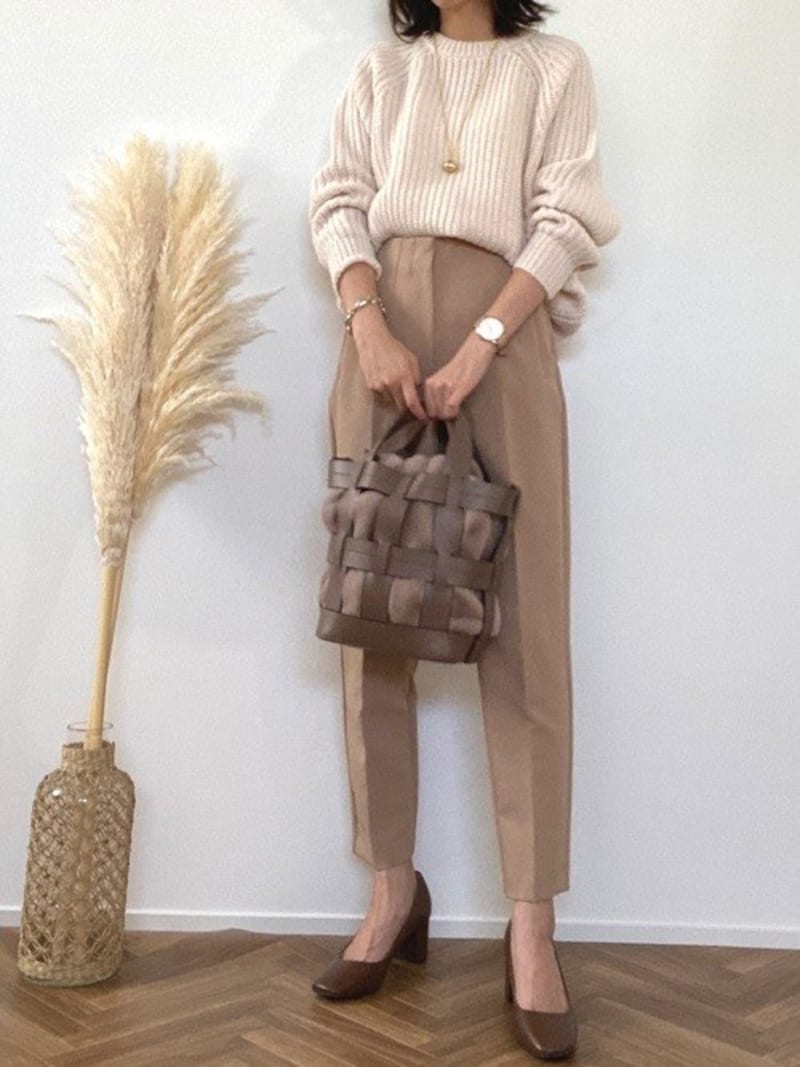 厚手のざっくり白ニットは定番として持っておきたいアイテム　出典：WEAR