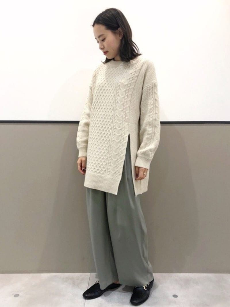 淡いグリーンのパンツは優しい色合いも辛口なコーデにも着まわせて優秀　出典：WEAR