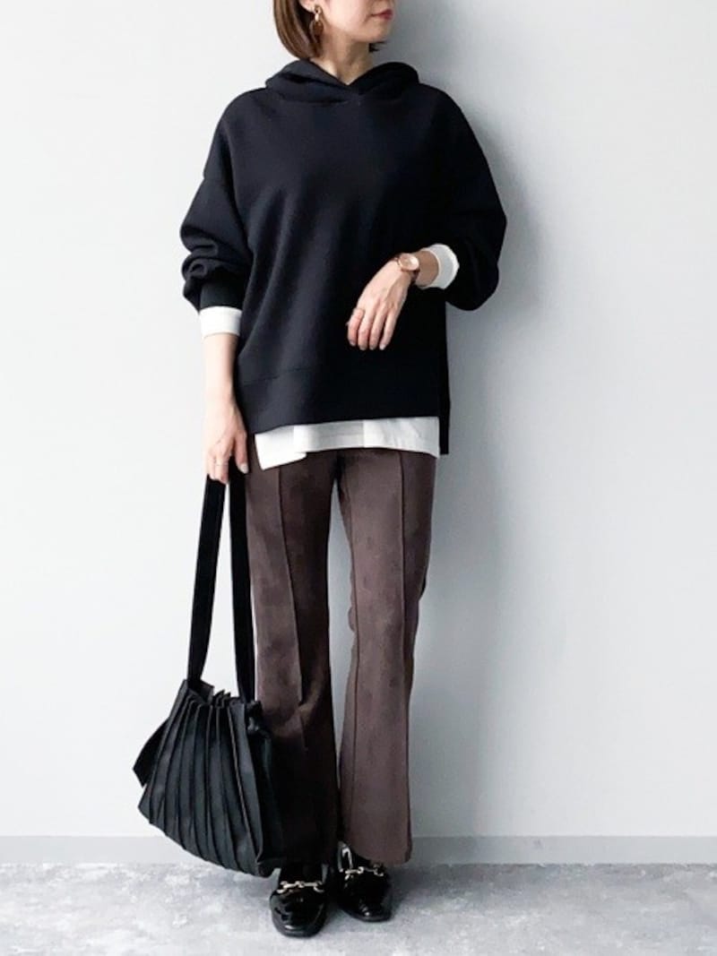 フェイクレザーやスエード調のパンツはこの秋の最新トレンド　出典：WEAR