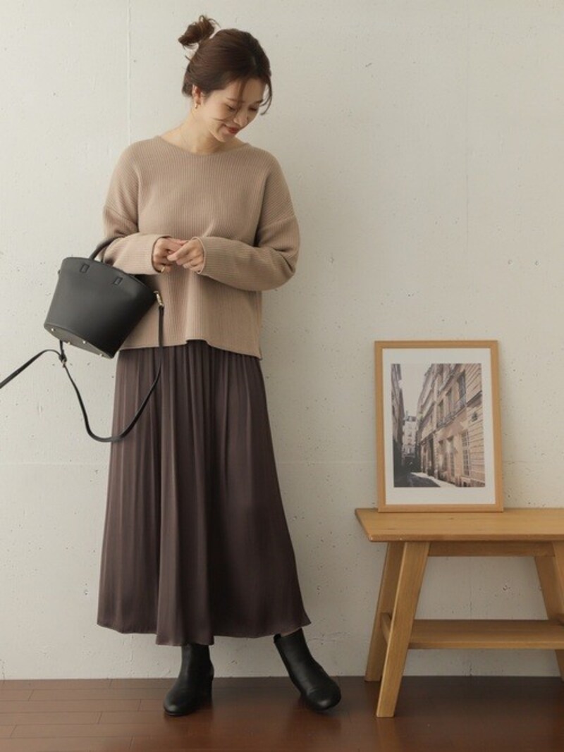 ベージュのニットにグレーのスカートでニュアンスカラーを楽しんで　出典：WEAR