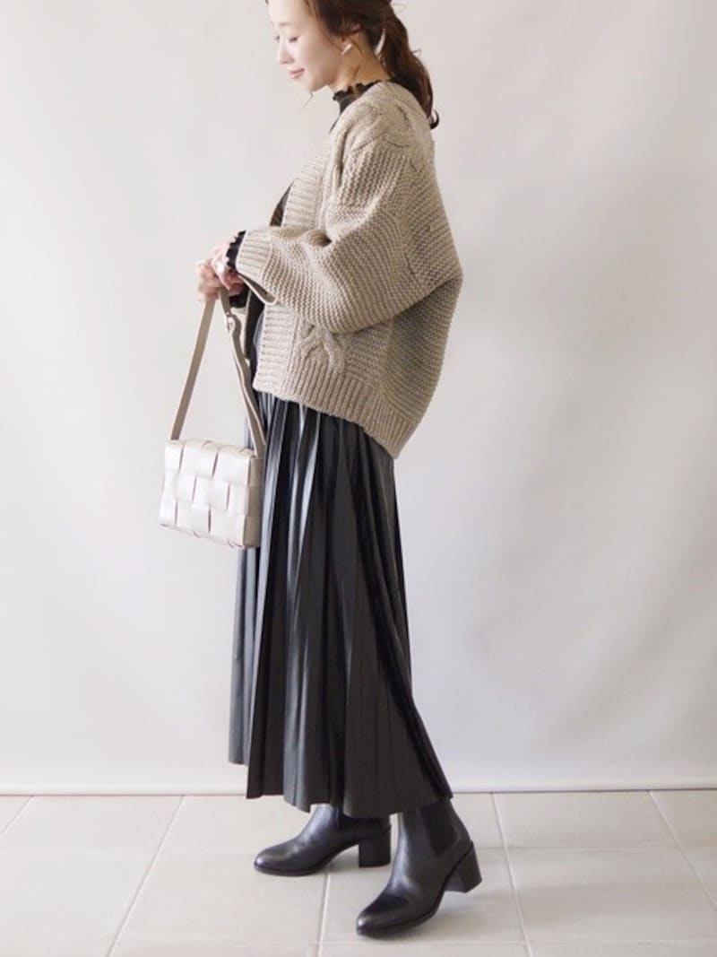 軽やかなワンピースと黒ブーツとのコントラストが今っぽい　出典：WEAR