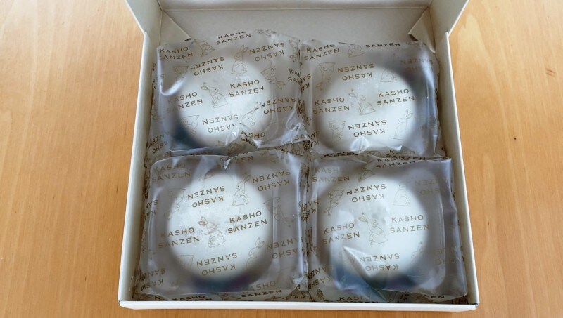 お菓子一つ一つを包む袋にもウサギが!